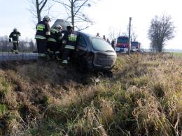 Citroen wypadł z drogi podczas wyprzedzania