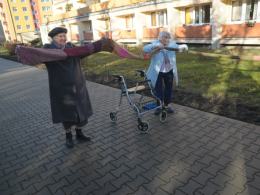 Seniorzy robią na drutach szaliki na opolski finał WOŚP