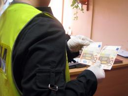 Pirat drogowy chciał wręczyć policjantom 100 euro łapówki