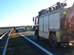 Samochód roztrzaskał się o bariery na autostradzie