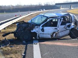 Samochód roztrzaskał się o bariery na autostradzie