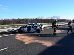 Samochód roztrzaskał się o bariery na autostradzie