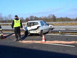 Samochód roztrzaskał się o bariery na autostradzie