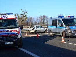 Samochód roztrzaskał się o bariery na autostradzie