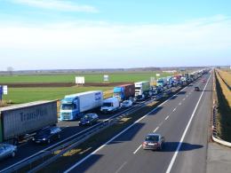 Samochód roztrzaskał się o bariery na autostradzie