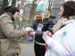 Kilka minut po godzinie 9 do puszek wolontariuszy wpadły pierwsze monety.