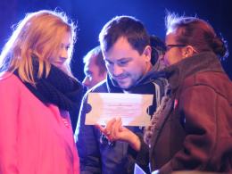 Natalia i Adam odbierają z rąk europosłanki Danuty Jazłowieckiej zaproszenie do Brukseli i Brugii.