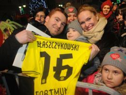 Arek, Ola i Natalia cieszą się z wylicytowanej koszulki Kuby Błaszczykowskiego.