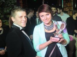 Tomasz Wróbel oraz Natalia Stelmach ze statuetką Złotego Wróbla.