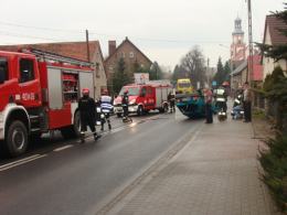 Skoda uderzyła w barierki i dachowała