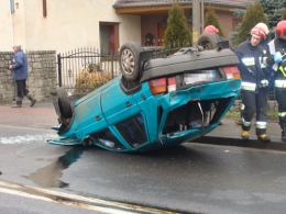 Skoda uderzyła w barierki i dachowała