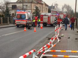Skoda uderzyła w barierki i dachowała