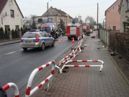 Skoda uderzyła w barierki i dachowała