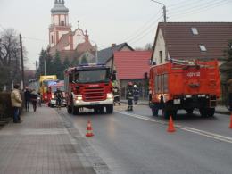 Skoda uderzyła w barierki i dachowała