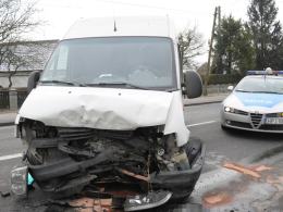 Dostawczy fiat i daewoo matiz zderzyły się na ul. Oleskiej