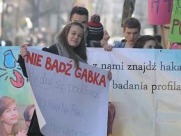 Marsz opolskich licealistów w Światowy Dzień Walki z Rakiem