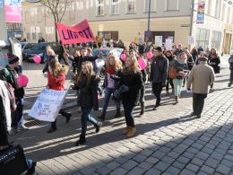 Marsz opolskich licealistów w Światowy Dzień Walki z Rakiem