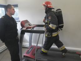 Przed wejściem do komory strażacy ćwiczą m.in. na bieżni.