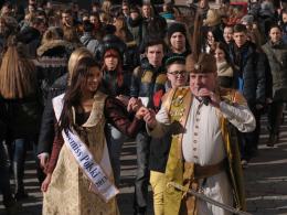 Ponad 300 par zatańczyło poloneza na rynku