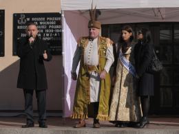 Ponad 300 par zatańczyło poloneza na rynku