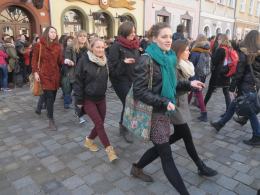 Ponad 300 par zatańczyło poloneza na rynku