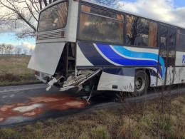 Osobowy volkswagen zderzył się z autobusem
