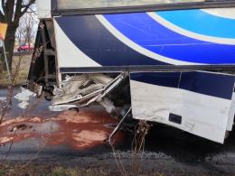 Osobowy volkswagen zderzył się z autobusem