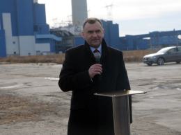 Minister skarbu Włodzimierz Karpiński wbił symboliczny reper startowy w miejscu budowy nowych bloków.