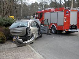 Chciała uniknąć zderzenia, uderzyła w murek