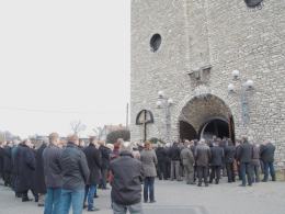 Sporo osób nie zmieściło się do kościoła w Zdzeszowicach. Wielu mieszkańców żegnało też burmistrza na trasie konduktu żałobnego.