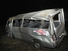 Bus dachował podczas wyprzedzania