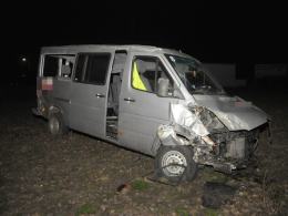 Bus dachował podczas wyprzedzania