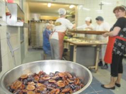 Każdy rok przynosi cukiernikom nowe wyzwania i pomysły. Tym razem hitem mają być pączki nadziewane śliwkami.