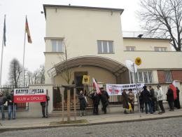 Liga Obrony Suwerenności manifestuje pod konsulatem Niemiec
