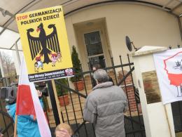 Liga Obrony Suwerenności manifestuje pod konsulatem Niemiec