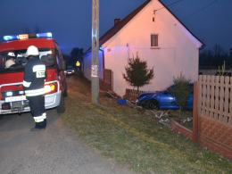 Volkswagen staranował ogrodzenie posesji w Ptakowicach