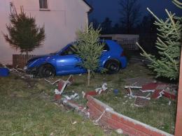 Volkswagen staranował ogrodzenie posesji w Ptakowicach