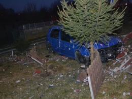 Volkswagen staranował ogrodzenie posesji w Ptakowicach