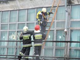 Porywisty wiatr zrywa dachy na Opolszczyźnie
