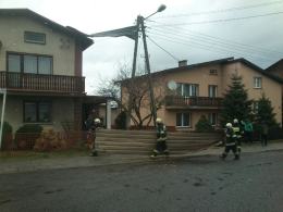 Porywisty wiatr zrywa dachy na Opolszczyźnie