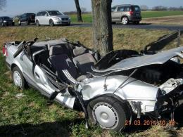 24-letni kierowca roztrzaskał auto na drzewie