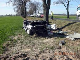 24-letni kierowca roztrzaskał auto na drzewie