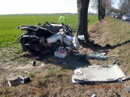 24-letni kierowca roztrzaskał auto na drzewie
