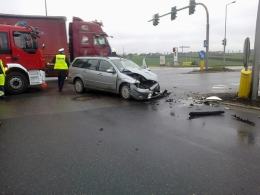 Kierowca forda uderzył w karetkę jadącą na sygnale