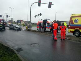 Kierowca forda uderzył w karetkę jadącą na sygnale