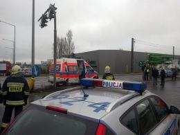 Kierowca forda uderzył w karetkę jadącą na sygnale