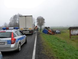 Wypadek podczas wyprzedzania, trzy osoby ranne