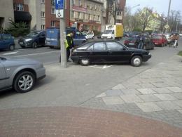 Samochód wytoczył się na drogę blokując ruch