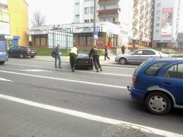 Policjanci nie zastanawiali się długo i wtoczyli samochód z powrotem na miejsce parkingowe.