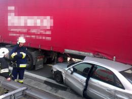 Audi wjechało wprost pod naczepę ciężarówki